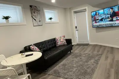 Image de Cozy Private 1-bedroom Basement Suite with free parking