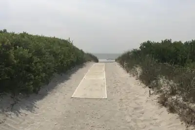 Image de Just feet from toes in the sand!