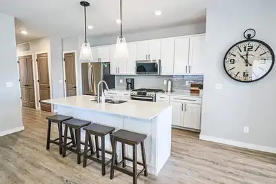 Image de Newly Constructed Condo Overlooking Boardman Lake