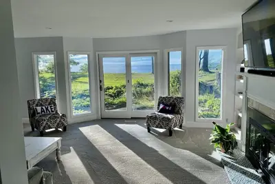 Image de 🌅Pristine Private Lakefront⛵️Hot Tub♨️, Fire Pit🪵, Wifi & Ac! 🛥️