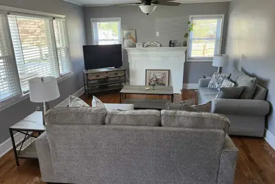 Image de Escape to Fayetteville's charm, just a 3-min drive from Crown Center