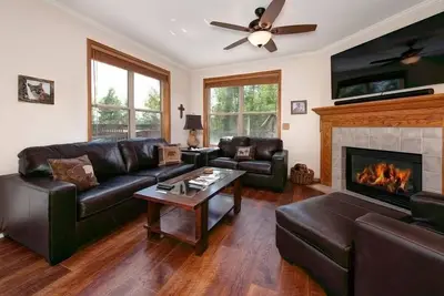 Image de Beautiful 3 bedroom townhome with private hot tub, Monthly ski season rental
