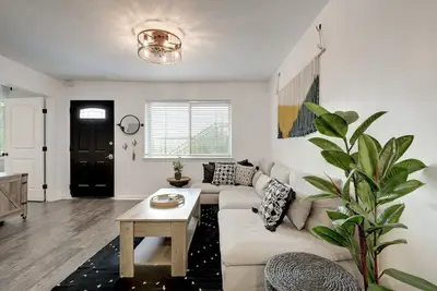 Image de Artsy Space in Travis Heights + Shared Pool - Ash!