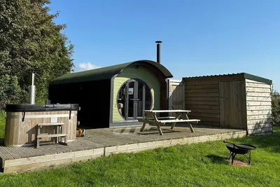 Image de Lime Kiln, romantic, with hot tub in Blagdon