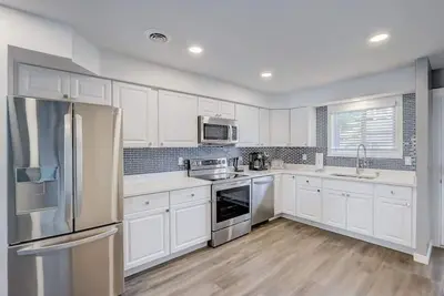 Image de Lakefront Therapy - Newly Remodeled Luxury Listing by Experienced Host