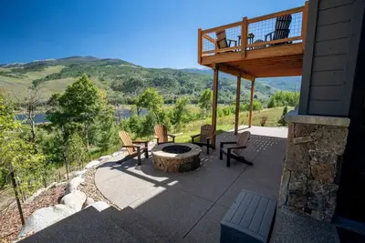 Image de Adventure Lakehouse - Private Hot Tub, Mountain and Lake Views