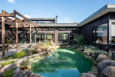 Image de Four Seasons Luxury Amid Breathtaking Landscape