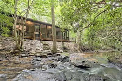 Image de “Serenity Wow! ” Cabin on the Creek Close to Town