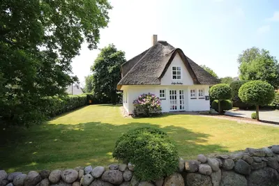 Image de LĂĽttje Haubarg - Spacious thatched house in a quiet location with a great plot!