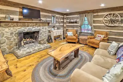Image de Cozy Creekside Mountain Escape w/ Hot Tub!