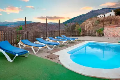 Image de Chalet \"Casa la viña de la tireta\" avec vue sur le lac, piscine, Wi-Fi, jardin et terrasse.