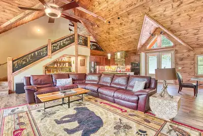 Image de Luxury Newly Built Cabin, 4 King Suites, Sleeps 12!