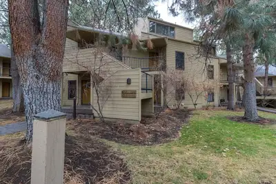 Image de Location and Privacy in Lower-Level Condo with Mt. Bachelor Village Amenities!