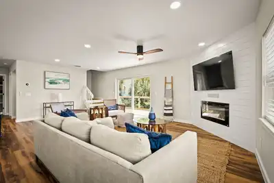 Image de 4 Bedroom 4 bath 2 kitchens Ocean View Roof Deck