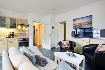 Image de Hs07 Beachfront apartment with balcony - 250m to the sea, quiet & charming