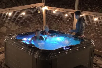 Image de Dog Daze 3– Hot Tub, Fire Pit & Grill – 16 m concerts ~Fenced Yard 4 Pups!