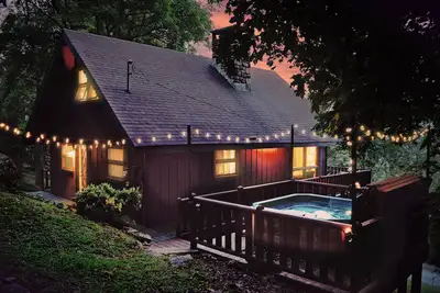 Image de Explore & Unwind • Mtn Views • Fire Pit • Hot Tub • Air Conditioning