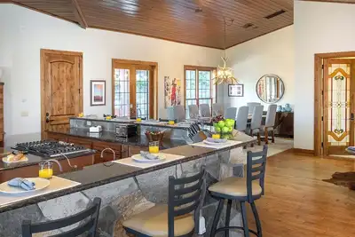 Image de Prime Location with Hot Tub + Theater Room + Close to Slopes - Apex Lodge South