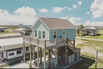 Image de Ev charger, stylish 1bdrm beach cottage sleeps 4, quiet walk to beach