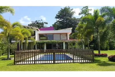 Image de 4 Bedroom Villa 200 mts from the beach with pool