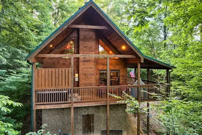 Image de Tranquil Cabin in the Smoky Mountains Hot Tub and Nearby Attractions