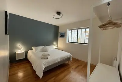 Image de Villa avec piscine interieure chauffée, à 5 minutes à pieds du port de Carteret!