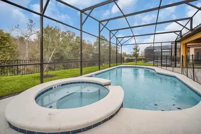 6 Bed Amazing Pool/Spa Combo With Privacy In Back