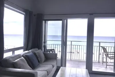 Image de Beautiful Beachfront Corner End Unit Free Beach Service
