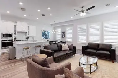 Image de Spacious townhouse w/ attached garage