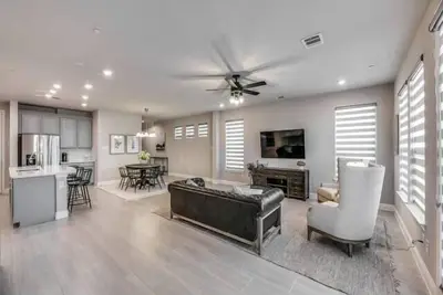 Image de End cap townhouse w\/ attached garage