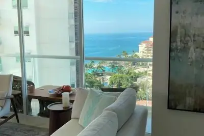 Image de Shangri La Designer Beachfront Condo