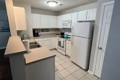 Image de 1 Minute From Hpu! 5 Minutes From Furniture Market