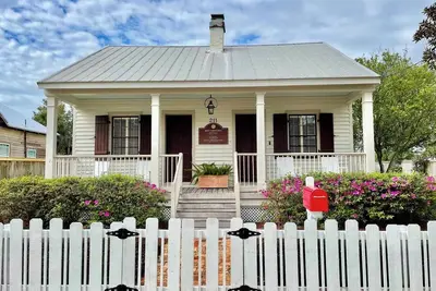 Image de Timeless Beauty:  Historic Mtr Cottage Garden, Seville Square Neighborhood