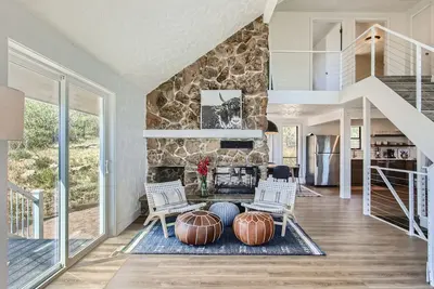 Image de Stylish and inviting home in Golden- Indoor Fireplace, Wi-Fi, and stunning views
