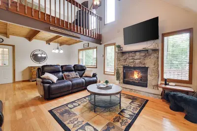 Image de Pocono Chalet-Style Cabin in amenity filled Arrowhead Lake!