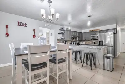 Image de Just Like Home #9: Heart of Okc Spacious Stay for 14 w\/ swimming pool and b-ball
