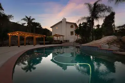 Image de Spanish Casita With Game Room/Putting Green/ Beach VolleyBall/Pool Slide/Hottub!