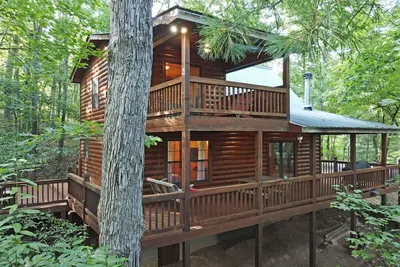 Image de Wolf`s Den Dog-Friendly Family Cabin w/ Wood Fireplace, Firepit, Gas Grill, Private Hot Tub