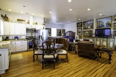 Image de Vintage / antique 1200 sq. ft. interior studio & parking