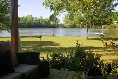 Image de Location! ! Location! ! \nSummer weather is here. Time to be on the Lake. \n