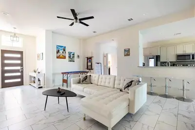 Image de Pool, jacuzzi, pet & kid friendly, lake access, pool, ping pong, sleeps 6