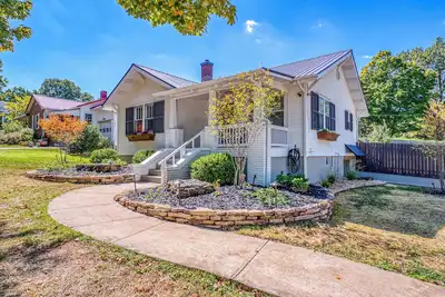 Image de Great location just two minutes from downtown square with a Hot Tub!