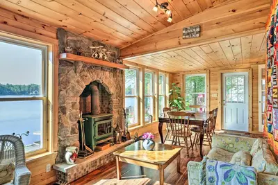 Image de Lakefront Retreat w\/ Dock & Yard in Tobyhanna!