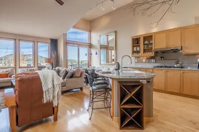 Image de Book for Fall Stays! Comfy Townhome in Snowcreek with Community Hot Tub, Grill, and Mountain Views!