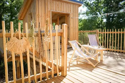 Image de Cabane perchée au concept unique sur rails. . .