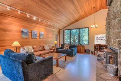 Image de Spacious Sunriver Home on Golf Course with Hot Tub, Sharc Passes & Game Room
