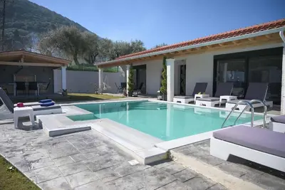 Image de Diamond Luxury Villa Corfu\" avec vue sur les montagnes, piscine et Wi-Fi.