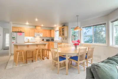 Image de Bring the Kids, Relax in this Woodsy Manzanita Contemporary with Den and Hot Tub