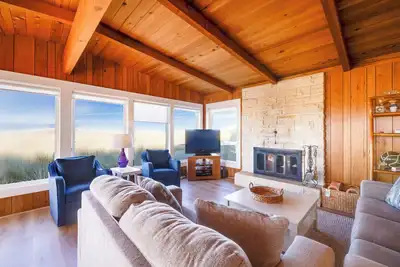 Image de Single Level Oceanfront Manzanita Home with Modern Touches, Dog Friendly!