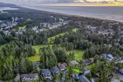 Image de Family-friendly Home on Manzanita Golf Course has Forest Views, Walk to Town!